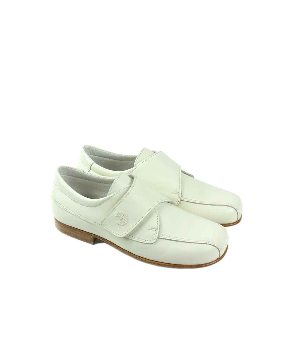 Dos zapatos de niño blancos para niños con cierres de velcro para
